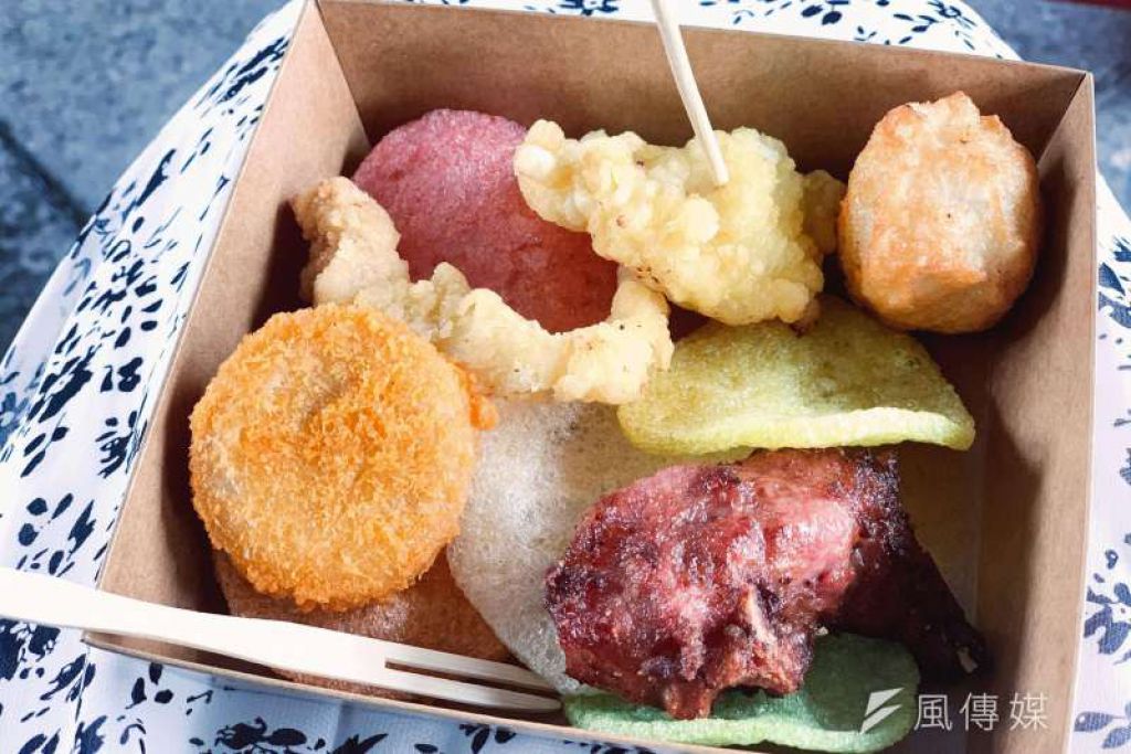 誠意滿滿端上自家醃製紅糟排骨、鮮炸魚條、烏石港鮮美干貝組成一份綜合炸物，餐車前人潮沒停過，問起顧客覺得口味如何，她竟開始擔心：「他們用的料超好，一份才80，會不會虧錢？」