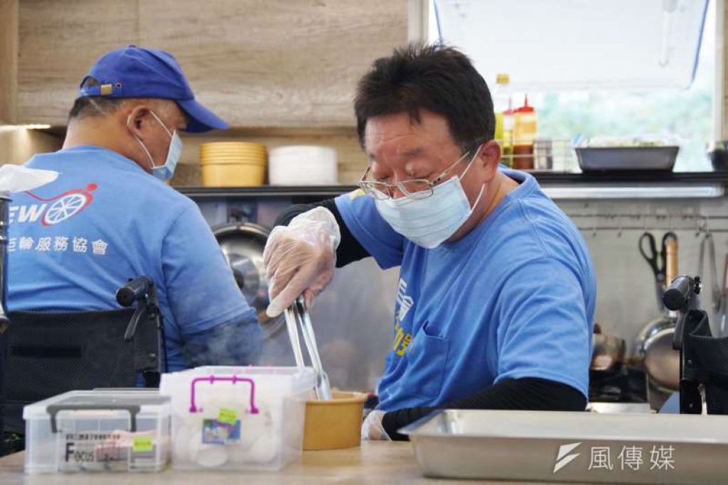 曾遭嗆「殘障做什麼餐」、被路人踢下肢！他們坐輪椅拚出全台第一「身障餐車」靠雙手養活自己