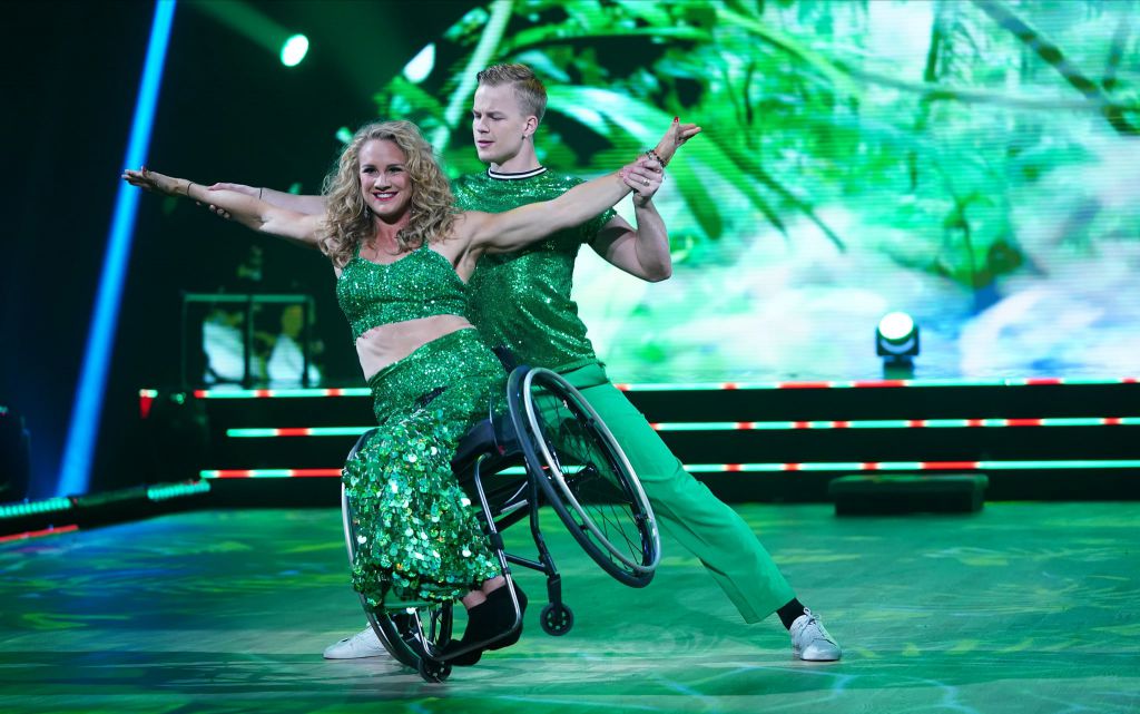 比爾吉特·斯卡斯坦（Birgit Skarstein）是坐在輪椅上的第一人稱挪威與星共舞