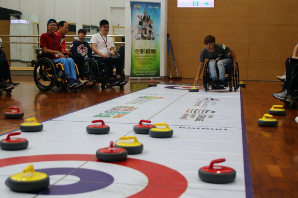 室内冰壶对于不喜欢大动作运动的身障朋友来说是非常好的运动 