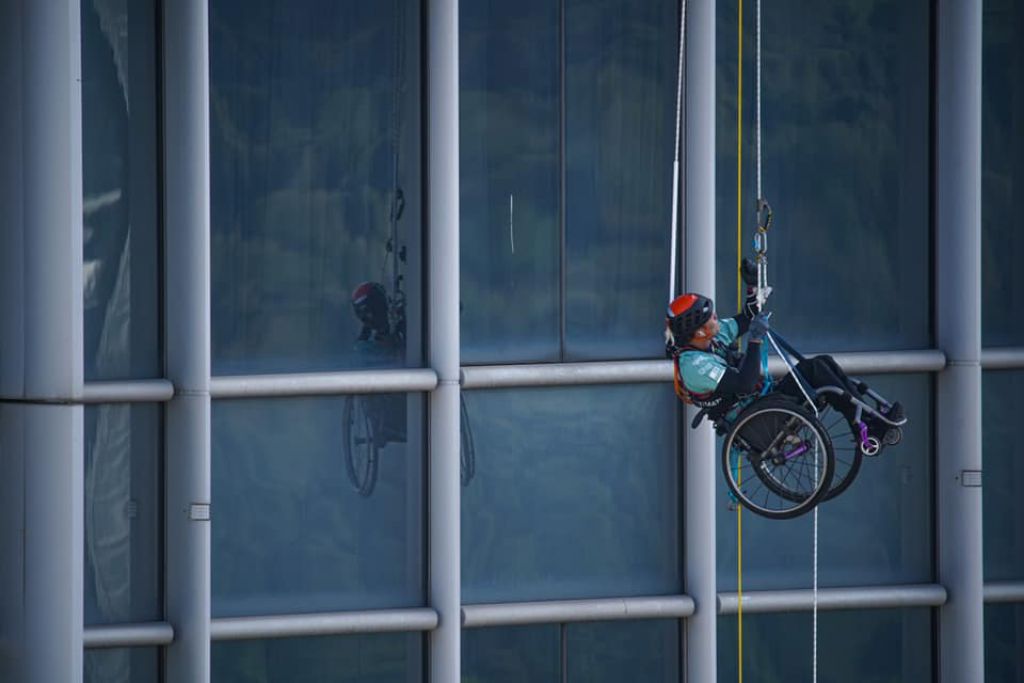 輪椅攀登者黎志偉傾盡全力 堅持攀登如心廣場超過 10 小時 總攀登高度超越 250 米 籌得善款達港幣 600 萬