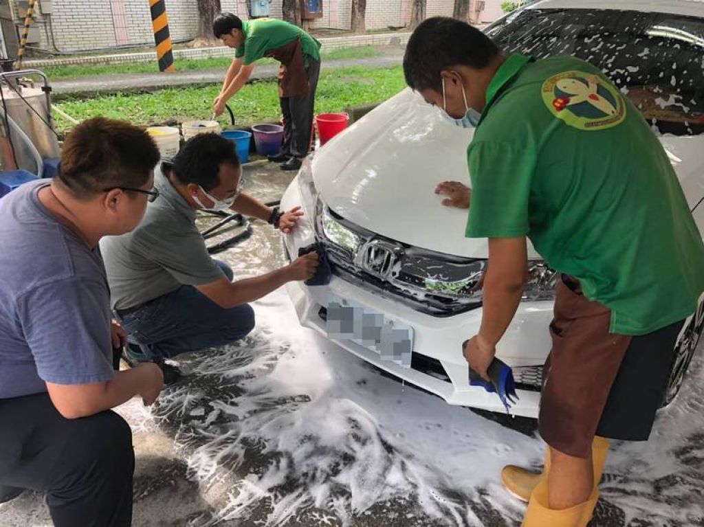 清健聘請洗車師傅教導庇護工場身障者洗車技巧。