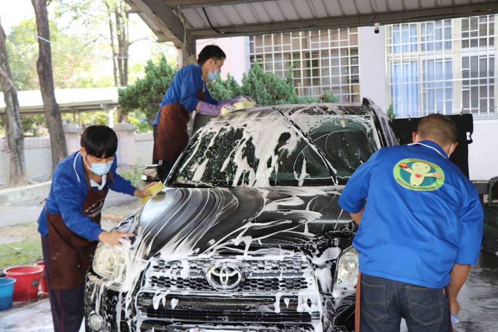 清健員工互相協助，每當得到客人認同，他們就很開心