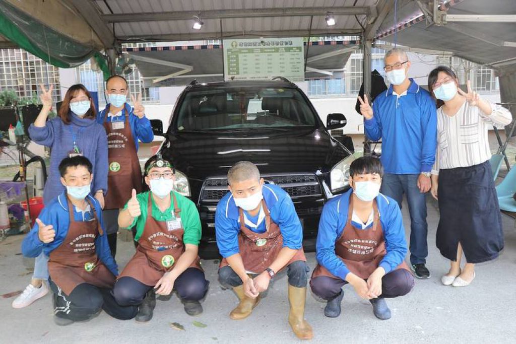 過年到「清健庇護工場」洗車 助身障者自立