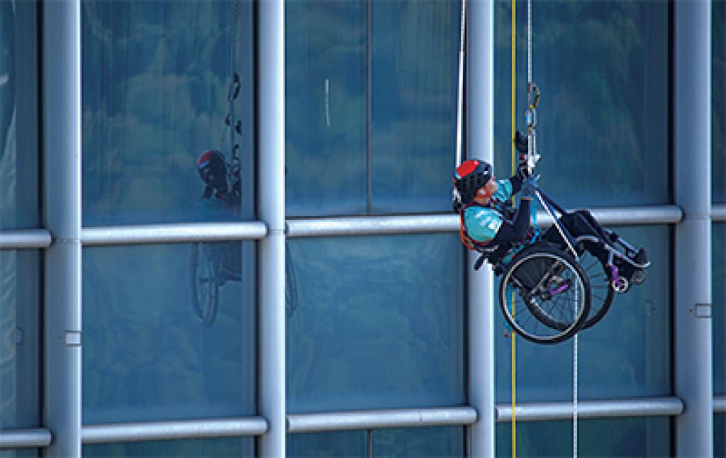 黎志偉是世界首位攀登摩天大廈的輪椅人士。
（相片由Ignite Community Services提供）
