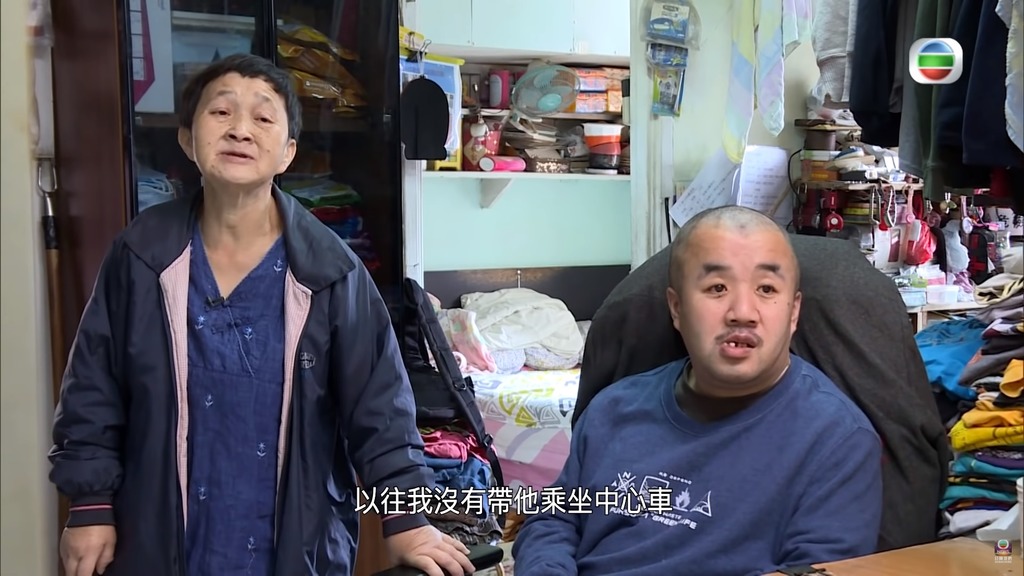 以前劉太會自行接送，惜現時行動不便。