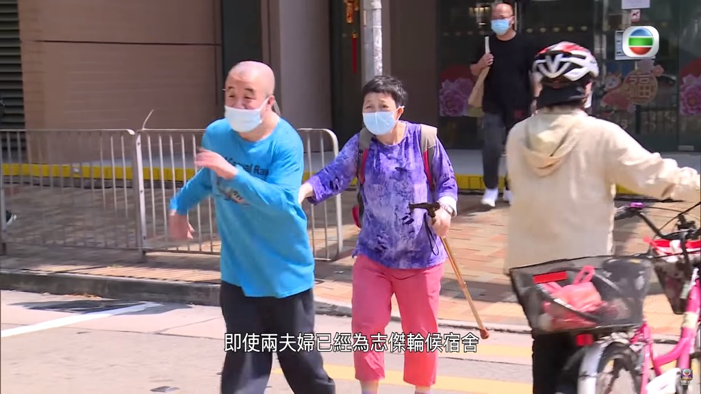 
擔心他一見到熟人太高興，就衝出馬路捉不住。