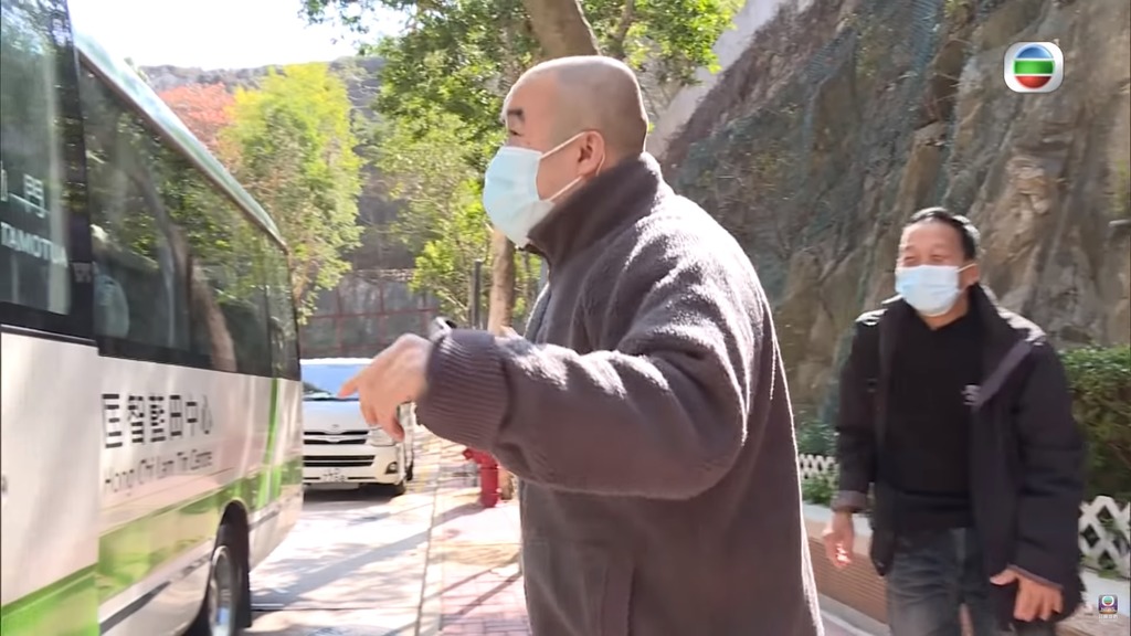 志傑在爸媽陪同下，上展能中心的接送車。