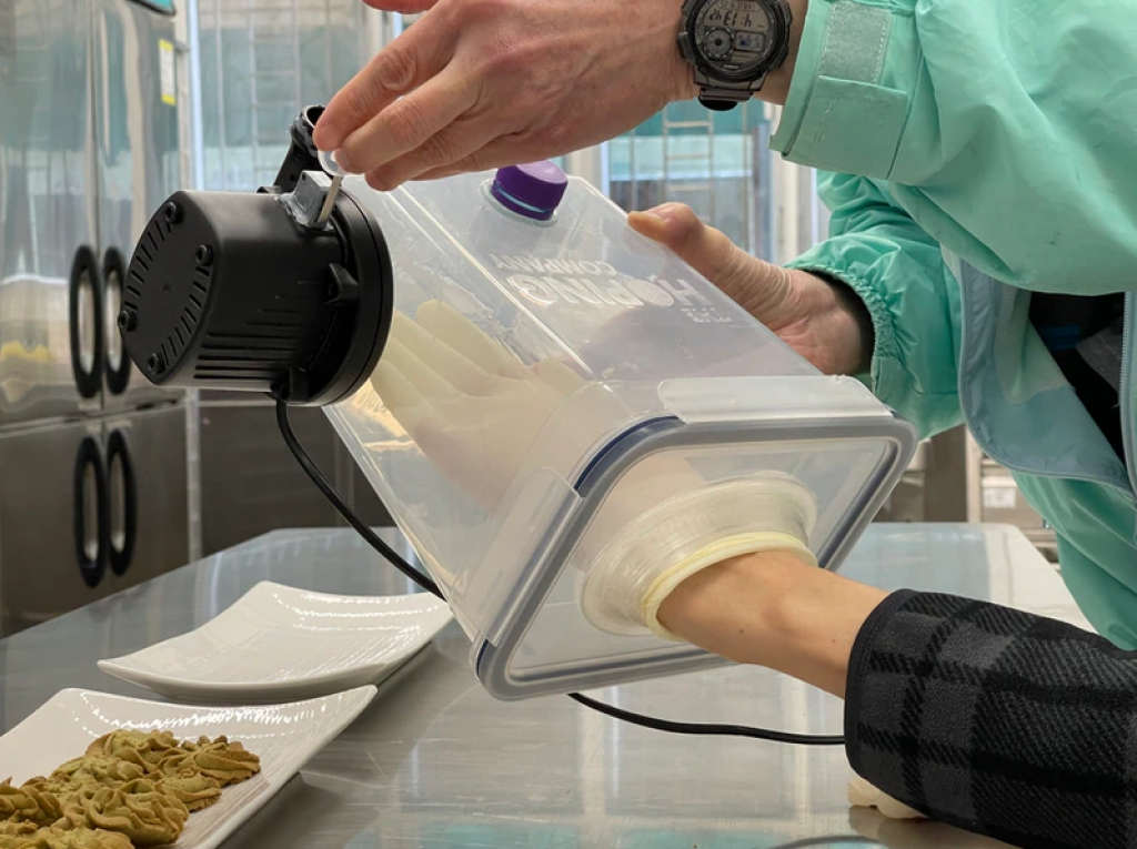 嚴重殘疾人士卻可能連戴手套也有困難，結果Jason便想到利用抽真空的方法，把手套拉脹，讓人更容易穿戴。