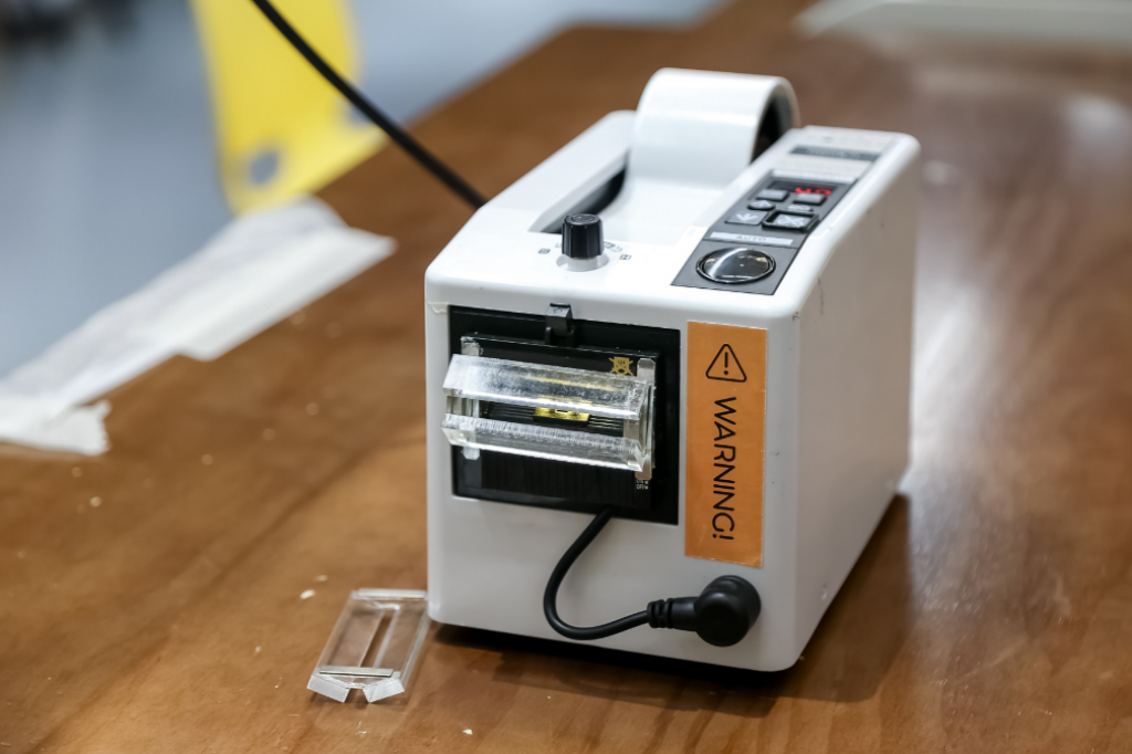 Jason改裝的膠紙切割器，加入安全裝置和燈光，讓會員更安全使用。