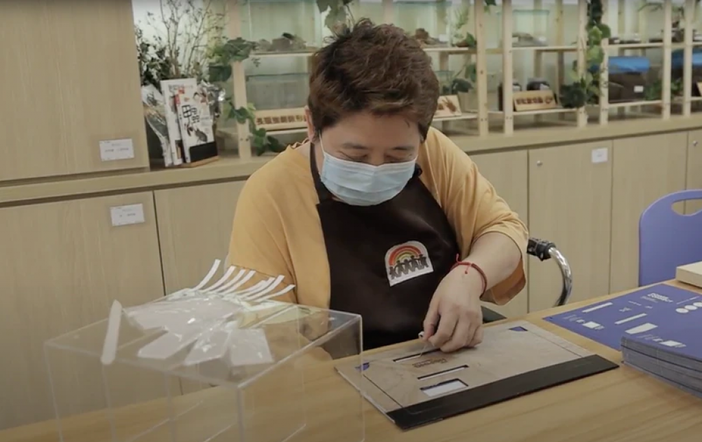 阿堅多年前從事包裝行業，但中風後只餘下左手能靈活運用，加上視力問題，其實連簡單貼紙在特定位置也很難完成。