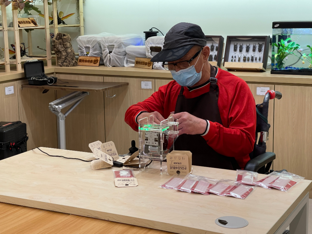 頸椎受傷的秩豪，因神經線受損，手腳控制也不太好，難以準確釘裝。