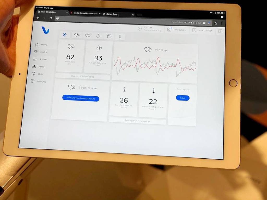 後台裝置有顯示實時用家的血壓、心跳率等數據。
