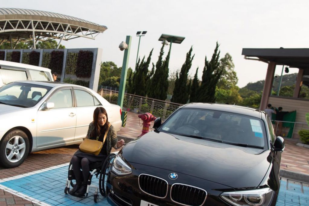 傷殘司機上落車門時要輪椅代步，需要較大的空間，故殘疾人士專用泊車位有其獨特需要性。