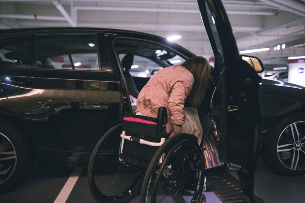 部分殘疾人士前往目的地，會駕駛私家車代替輪候公共交通工具，惟巿面專用泊車位不多，較為不便。