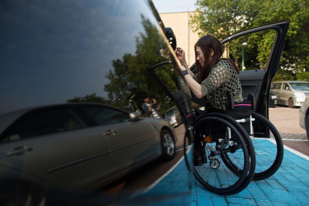 傷殘司機上落車門時要輪椅代步，需要較大的空間，故殘疾人士專用泊車位有其獨特需要性。