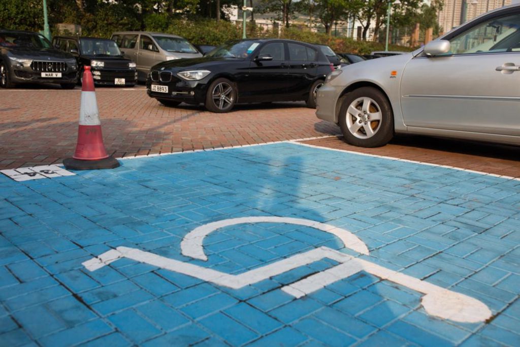 傷殘司機上落車門時要輪椅代步，需要較大的空間，故殘疾人士專用泊車位有其獨特需要性。