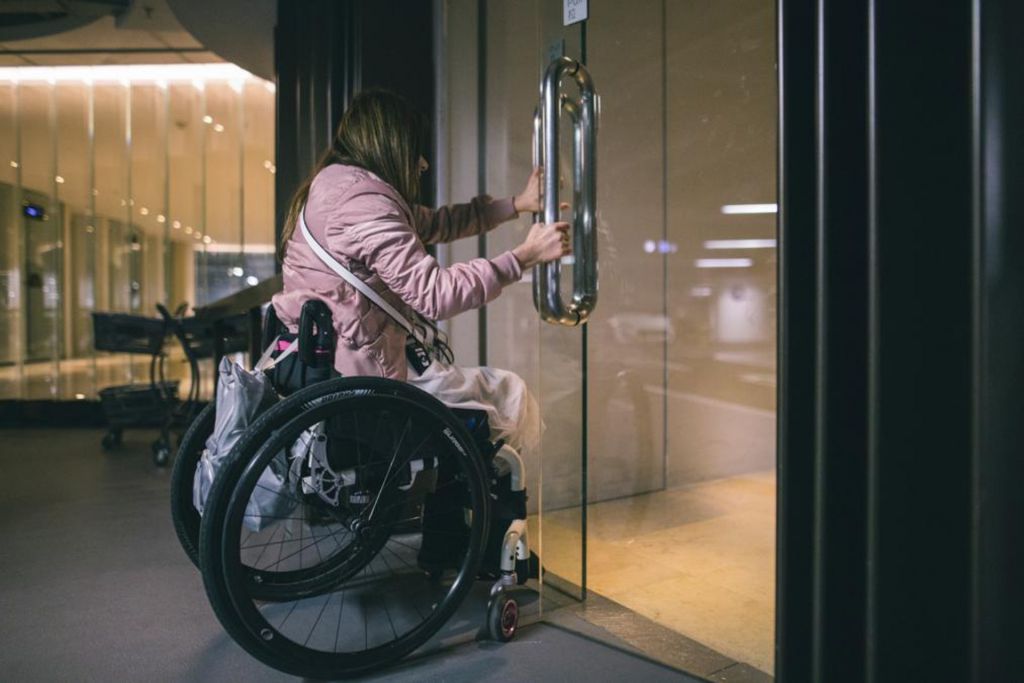 部分殘疾人士前往目的地，會駕駛私家車代替輪候公共交通工具，惟巿面專用泊車位不多，較為不便。