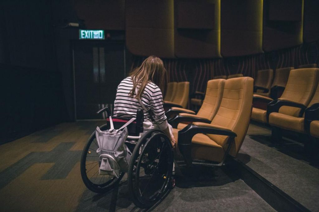 部分殘疾人士前往目的地，會駕駛私家車代替輪候公共交通工具，惟巿面專用泊車位不多，較為不便。