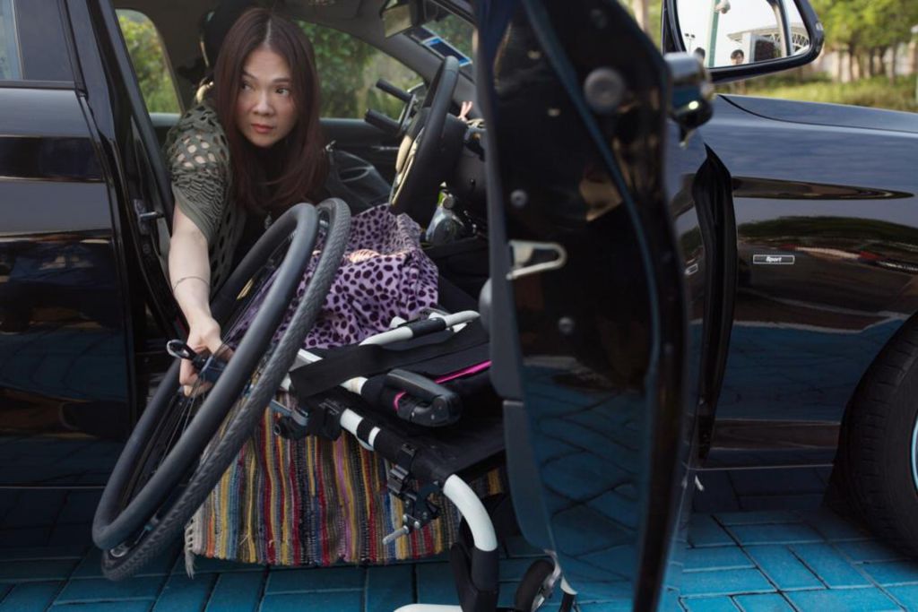 傷殘司機上落車門時要輪椅代步，需要較大的空間，故殘疾人士專用泊車位有其獨特需要性。