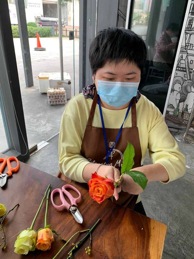 黃凱晴在教大特教青年學苑學習花藝。