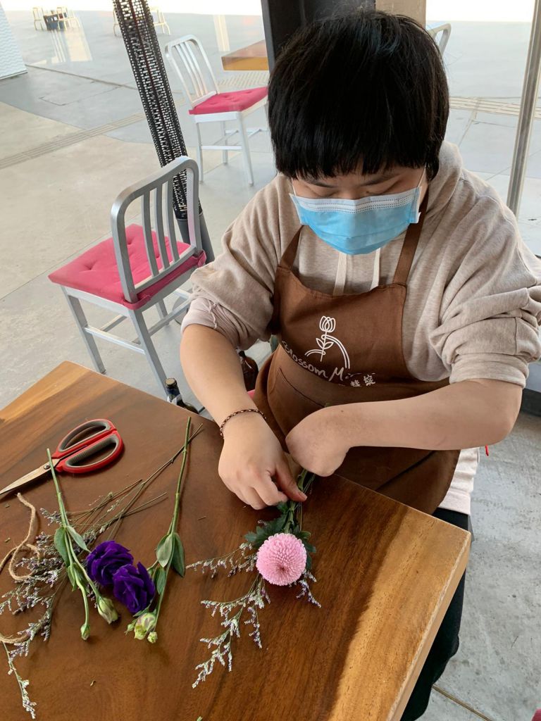 黃凱晴在教大特教青年學苑學習花藝。