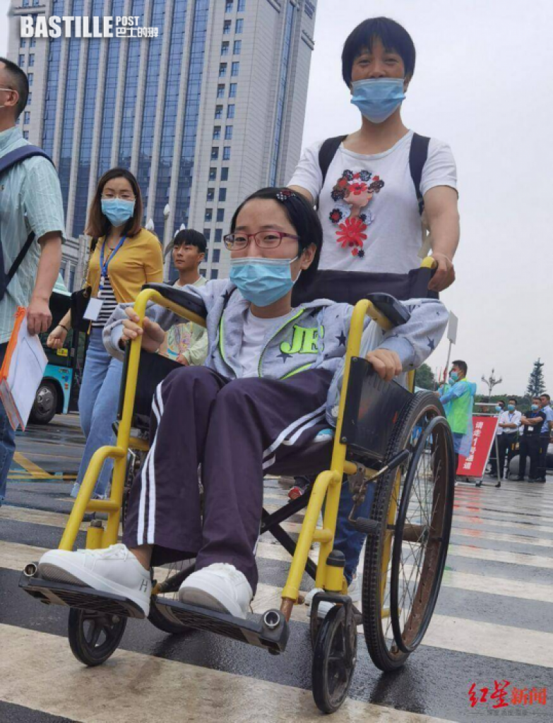肌肉萎缩女从小坐轮椅 发奋读书欲报读电脑系：在网络遨游天地