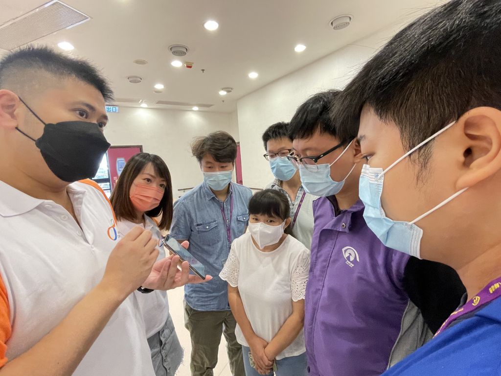 八達通義工向盲人輔導會員工分享如何使用八達通App。