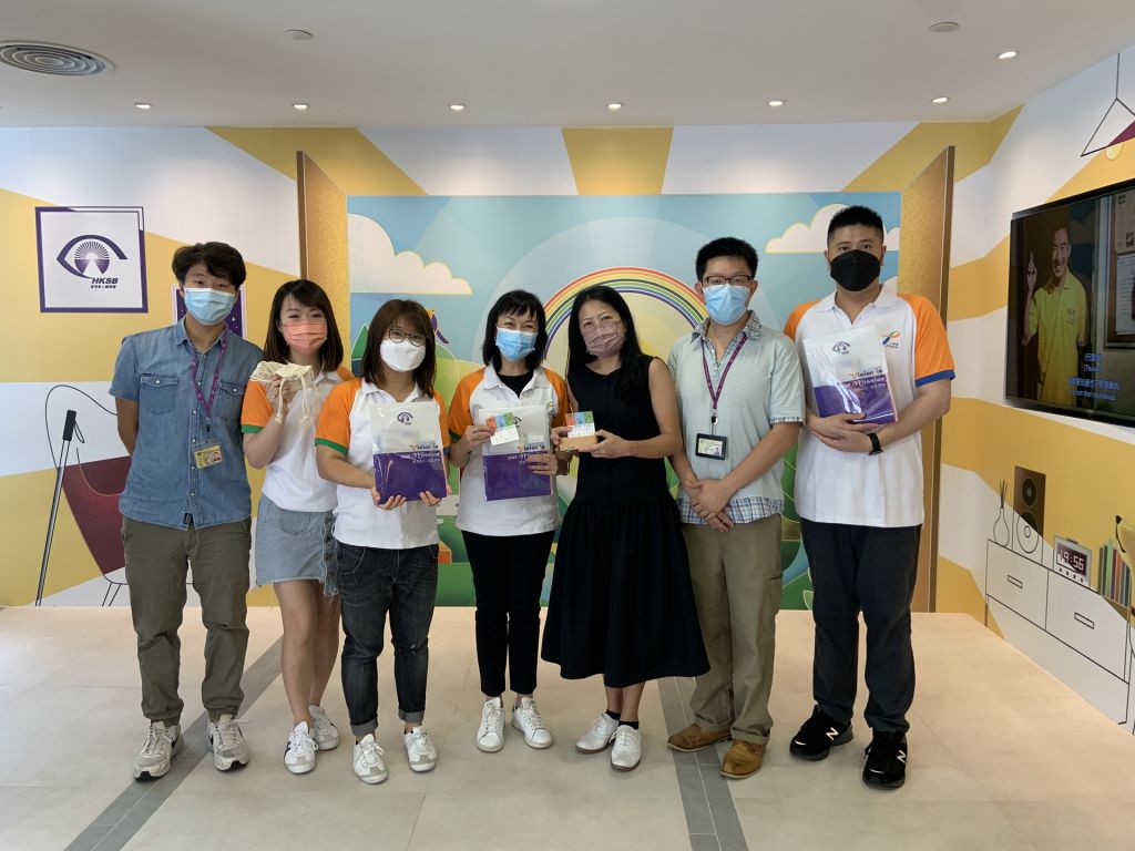 香港盲人輔導會職員向八達通義工致送紀念品，並期望日後有更多合作活動。