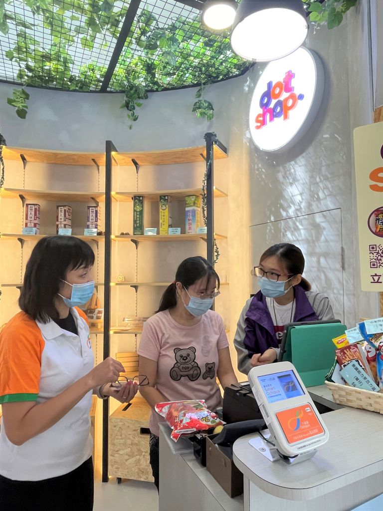 點子生活館員工表示，以八達通收款對他們來説可簡便收款流程，特別是在人多的時候，亦可縮短客人排隊的時間。