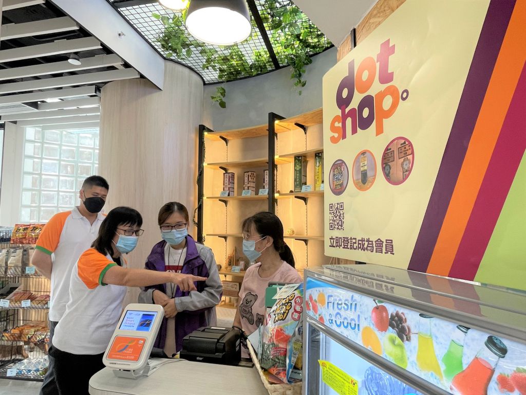 香港盲人輔導會代表向八達通卡有限公司(八達通)營業及市務總監李玉兒女士介紹其點子生活館。