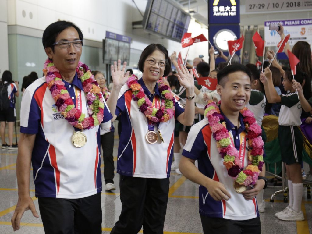 朱文佳（右）於亞殘運羽毛球SS6級男單奪金，亦是他球員生涯以來首面單打金牌。