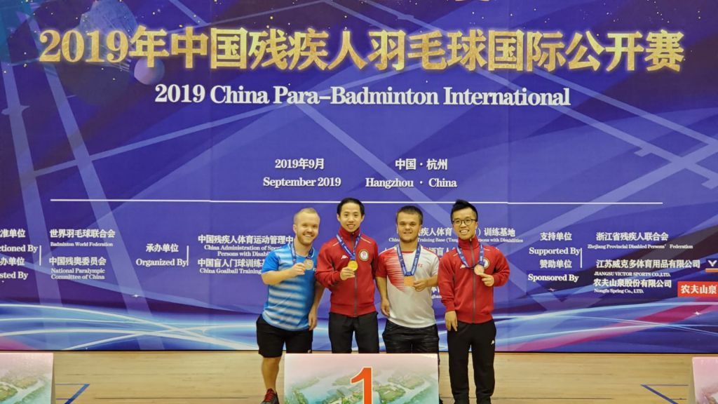 朱文佳（左二）曾在2019中國殘疾人羽毛球國際公開賽獲得SS6級單打金牌。（香港殘疾人奧委會暨傷殘人士體育協會）