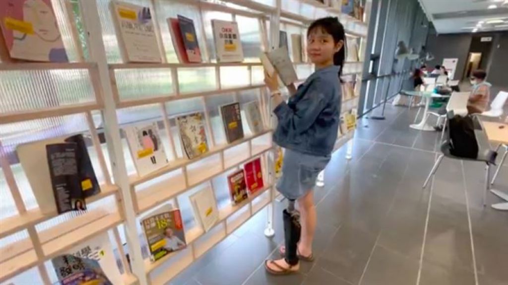 李欣恬将罹癌和截肢的心路历程写成散文，不但得到2020年文荟奖大专社会组全国第一名，也在今年荣获总统教育奖。