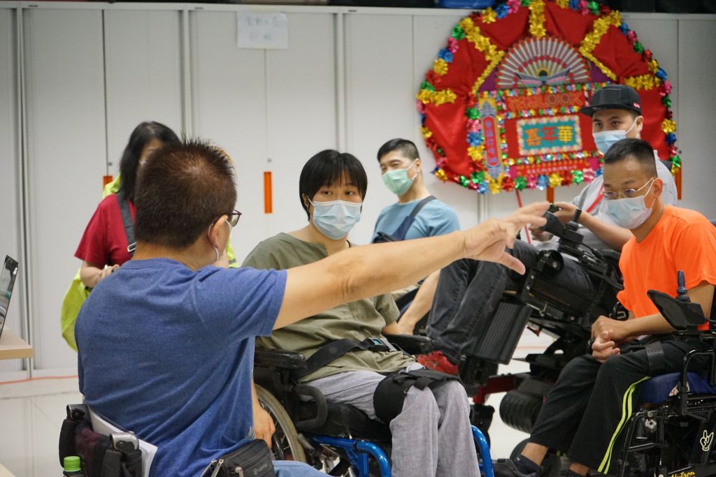 张微指，平日练习时会多联想在剧目情境之下角色会有何反应，亦需多听对手发言。