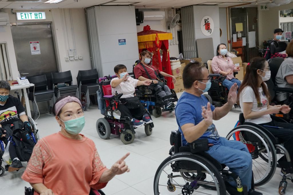 只见他们彩排时均十分投入。