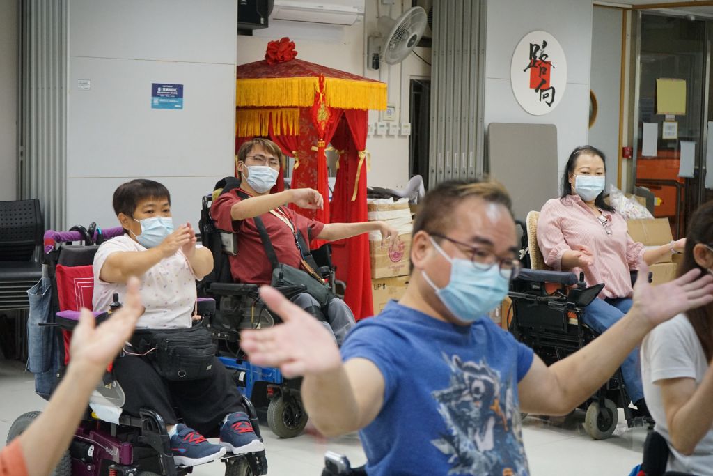 只见他们彩排时均十分投入。