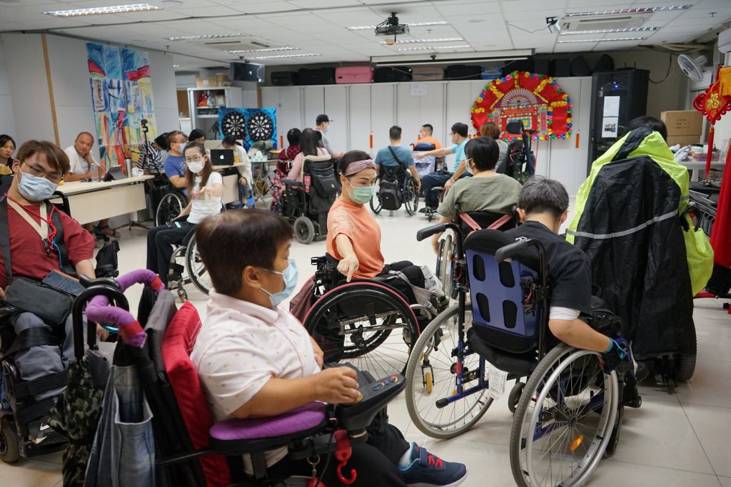 健全人士转圈可能十分轻易，一班轮椅人士练习舞台上的「走位」、「转圈」舞蹈动作，讲求的或是手脑协调和默契。