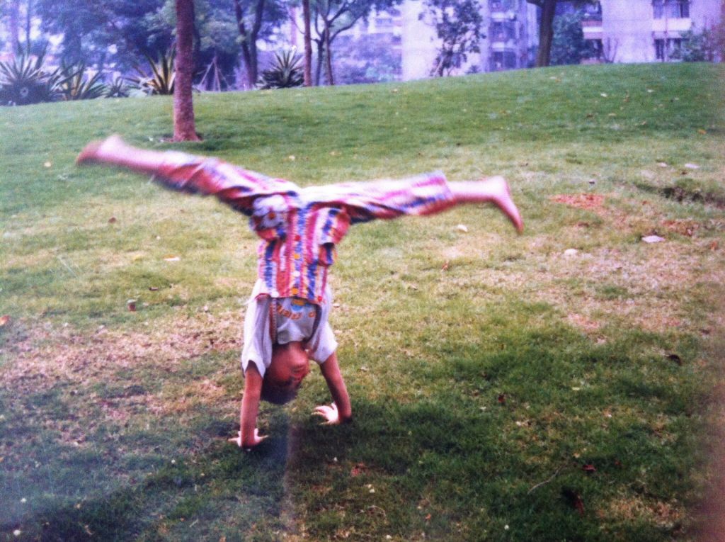 小时候在内地生活的张微，因身体瘦小，4岁时便被教练看中，选了加入练习体操。