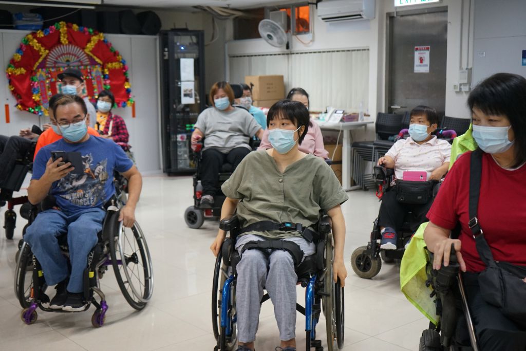 对于下月的演出，张微表示十分期待，「好想有个机会表现自己，唔系要畀人睇有几叻，而系可以有样嘢证明畀自己睇，你仲系有价值嘅。」