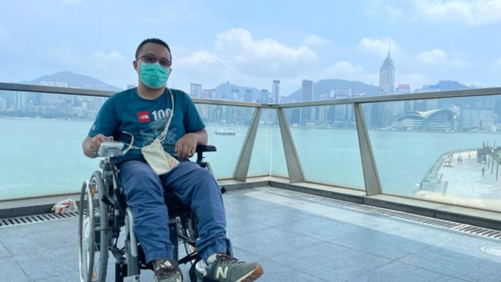 好人好事｜脑麻痹青年获赠电动轮椅 冀成手语翻译员助听障者 