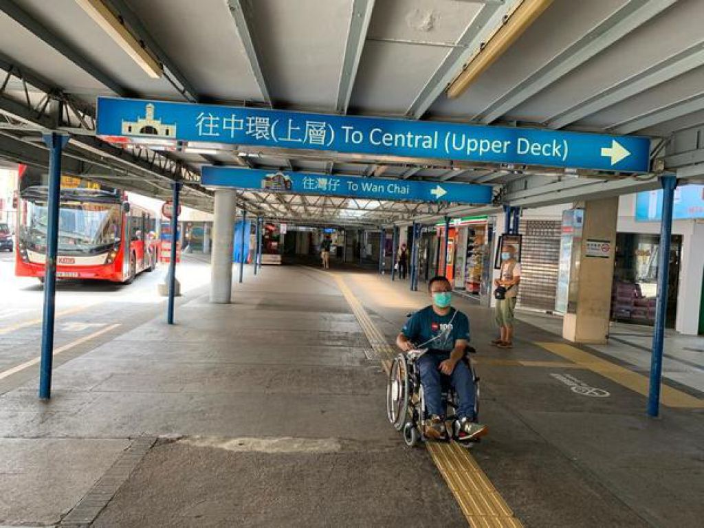 好人好事｜脑麻痹青年获赠电动轮椅 冀成手语翻译员助听障者 