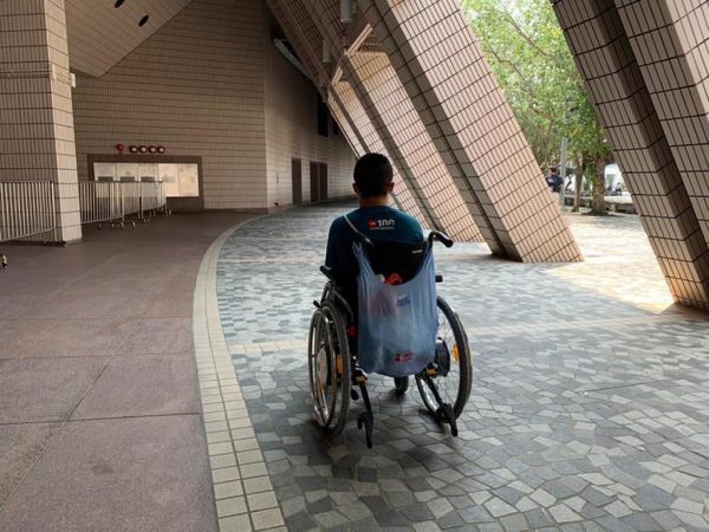 好人好事｜脑麻痹青年获赠电动轮椅 冀成手语翻译员助听障者 