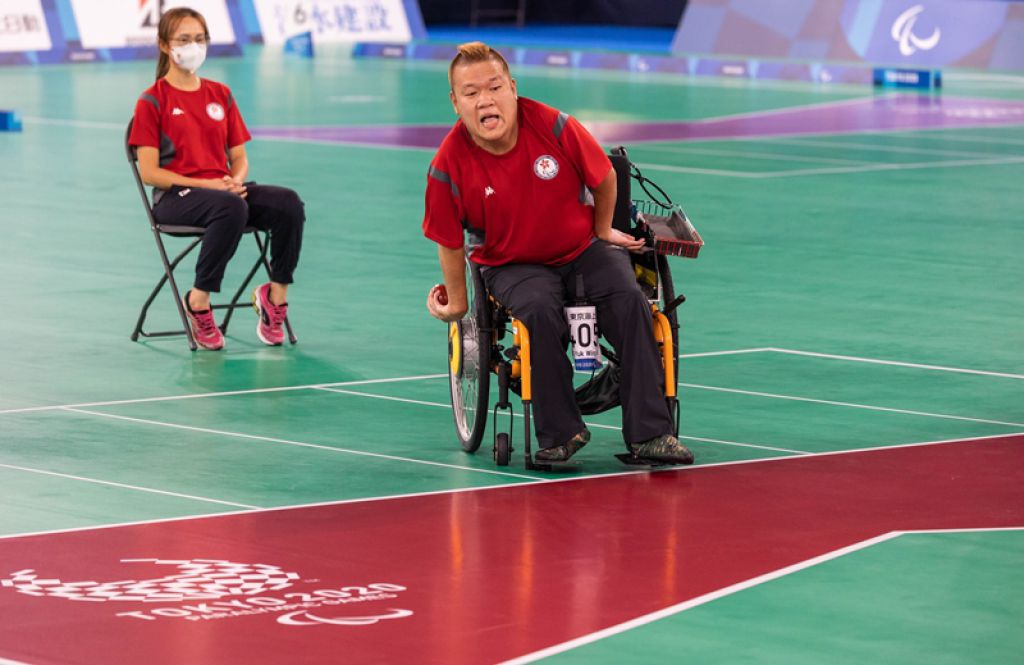 梁育荣难得跟太太施珊珊同场