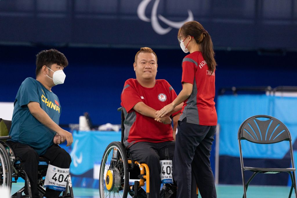 梁育荣最得胜仗后，太太施珊珊上前握手祝贺