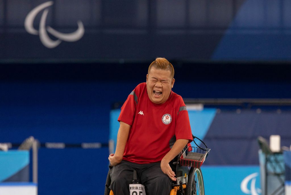 梁育荣打出好球时激动大叫 。