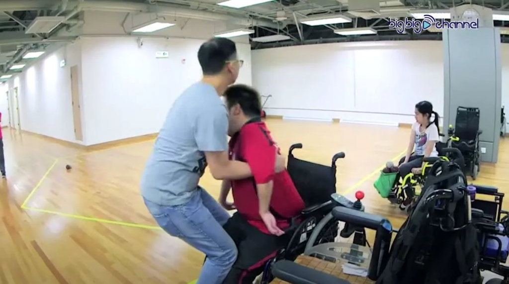 天生患病曾因被白眼感自卑 不敢见人。