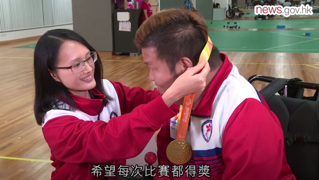 多得教练老婆不离不弃 努力实现对她的承诺。