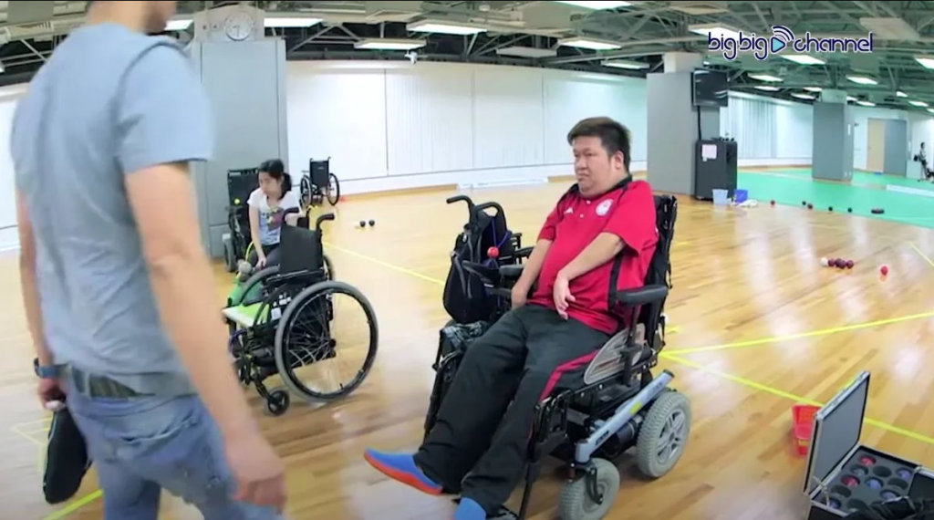 天生患病曾因被白眼感自卑 不敢见人。