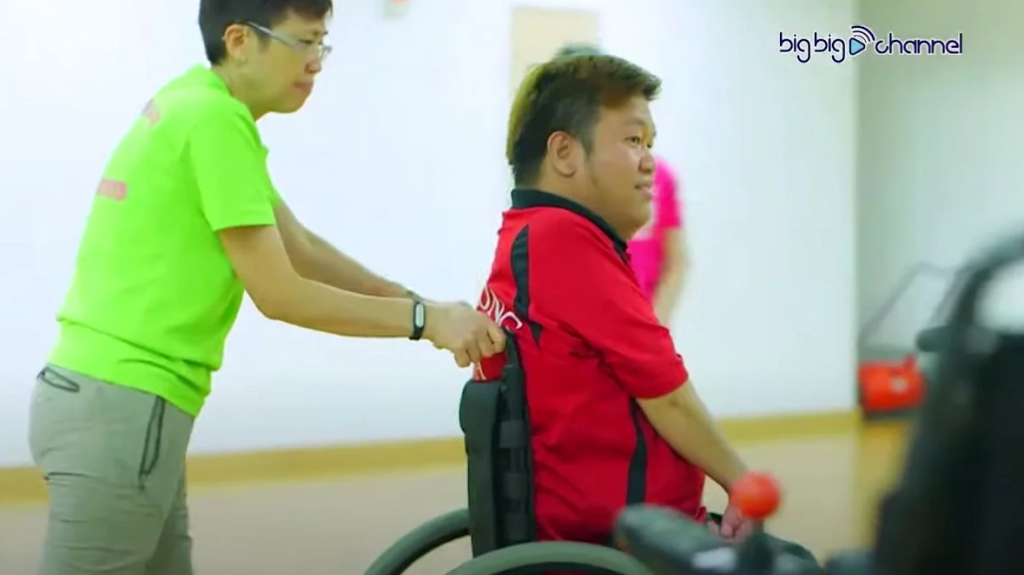 天生患病曾因被白眼感自卑 不敢见人。